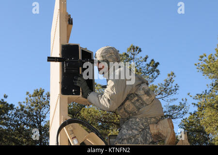 Soldati con la 1-258th FA, NY esercito nazionale Guard resistito a temperature sotto zero su gamme a Fort Dix, NJ, per completare la loro annuale la tabella 5 e la Tabella 6 certificazioni, Gennaio 9-11, 2015. (U.S. Esercito nazionale Guard foto di Sgt. Michael J Davis/rilasciato) Foto Stock