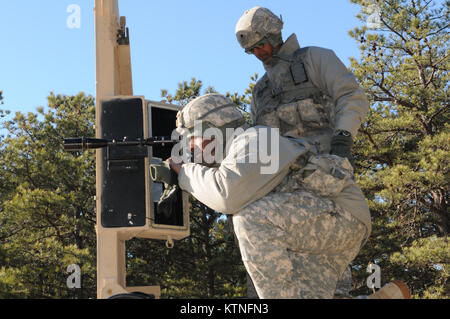 Soldati con la 1-258th FA, NY esercito nazionale Guard resistito a temperature sotto zero su gamme a Fort Dix, NJ, per completare la loro annuale la tabella 5 e la Tabella 6 certificazioni, Gennaio 9-11, 2015. (U.S. Esercito nazionale Guard foto di Sgt. Michael J Davis/rilasciato) Foto Stock