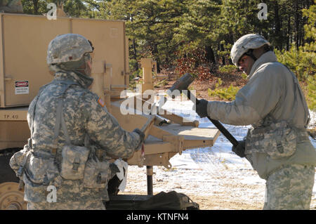 Soldati con la 1-258th FA, NY esercito nazionale Guard resistito a temperature sotto zero su gamme a Fort Dix, NJ, per completare la loro annuale la tabella 5 e la Tabella 6 certificazioni, Gennaio 9-11, 2015. (U.S. Esercito nazionale Guard foto di Sgt. Michael J Davis/rilasciato) Foto Stock