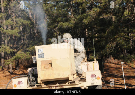 Soldati con la 1-258th FA, NY esercito nazionale Guard resistito a temperature sotto zero su gamme a Fort Dix, NJ, per completare la loro annuale la tabella 5 e la Tabella 6 certificazioni, Gennaio 9-11, 2015. (U.S. Esercito nazionale Guard foto di Sgt. Michael J Davis/rilasciato) Foto Stock