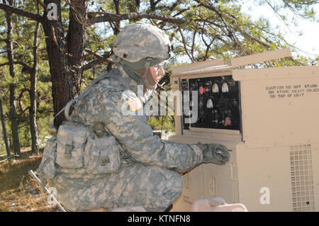 Soldati con la 1-258th FA, NY esercito nazionale Guard resistito a temperature sotto zero su gamme a Fort Dix, NJ, per completare la loro annuale la tabella 5 e la Tabella 6 certificazioni, Gennaio 9-11, 2015. (U.S. Esercito nazionale Guard foto di Sgt. Michael J Davis/rilasciato) Foto Stock