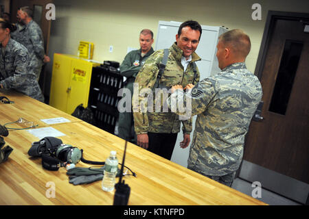 FS GABRESKI ANGB, Westhampton Beach, NY-deliberando segretario della Air Force Eric Fanning è equipaggiato per un volo su un HH-60 Pavehawk Salvataggio in elicottero da un membro del New York Air National Guard la 106ª Ala di salvataggio durante una visita alla unità di giovedì, luglio 25. Fanning osservato membri del 102º Rescue Squadron conducendo una pratica al salvataggio di un pilota abbattuto in mare. (Foto di New York Air National Guard Senior Airman Christopher Muncy, 106ª Rescue Ala) Foto Stock
