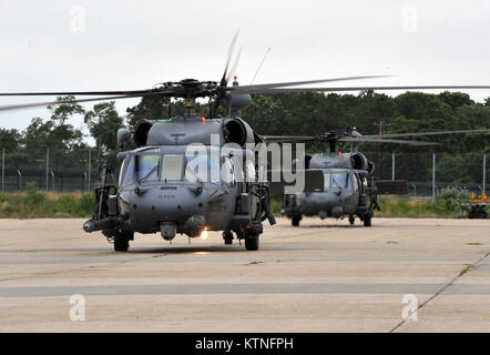 FS GABRESKI ANGB, Westhampton Beach, NY-Un HH-60 Pavehawk Salvataggio in elicottero che trasportano agenti segretario della Air Force Eric Fanning si prepara a prendere il via a una missione di addestramento di giovedì, 25 Luglio durante la Fanning visita alla New York Air National Guard la 106ª Rescue ala. Fanning osservato membri del 102º Rescue Squadron conducendo una pratica al salvataggio di un pilota abbattuto in mare. (Foto di New York Air National Guard Senior Airman Christopher Muncy, 106ª Rescue Ala) Foto Stock