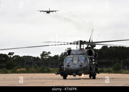 FS GABRESKI ANGB, Westhampton Beach, NY-Un HH-60 Pavehawk Salvataggio in elicottero che trasportano agenti segretario della Air Force Eric Fanning si prepara a prendere il via a una missione di addestramento di giovedì, 25 Luglio durante la Fanning visita alla New York Air National Guard la 106ª Rescue ala. Fanning osservato membri del 102º Rescue Squadron conducendo una pratica al salvataggio di un pilota abbattuto in mare. (Foto di New York Air National Guard Senior Airman Christopher Muncy, 106ª Rescue Ala) Foto Stock