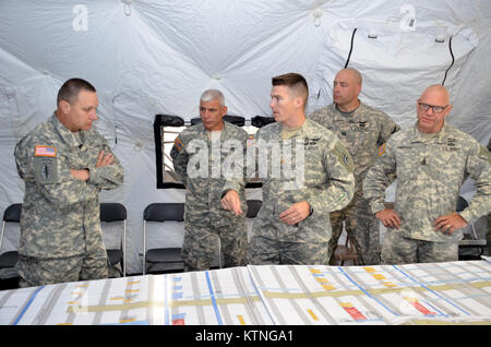 Il Ago 18 2013, Maggiore Generale Harry E. Miller, Comandante generale del 42d Divisione di Fanteria, New York Army National Guard ha visitato i soldati del quarantaduesimo cabina e 642 ASB durante la loro formazione Pre-Mobilization essendo mantenuto a Fort Drum. MG Miller ha visitato i soldati in corrispondenza delle varie stazioni come primo soccorso, FRU, Land Nav e altri compiti del guerriero come parte della PMT. MG Miller è stato inoltre informato dal comandante dell'3-142 elicottero d'assalto battaglione, LTC Jeffrey Baker e il suo staff sulle attuali azioni di sostegno il battaglione è quello di fornire durante la PMT nonché le future operazioni di formazione Foto Stock