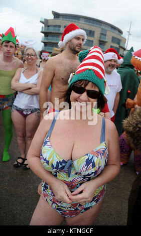 Boxing Day nuotare, messo su da Bridport Tavola rotonda per raccogliere fondi per beneficenza, West Bay, Dorset, UK Credit: Finnbarr Webster/Alamy Live News Foto Stock