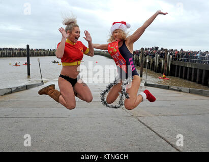 Boxing Day nuotare, messo su da Bridport Tavola rotonda per raccogliere fondi per beneficenza, West Bay, Dorset, UK Credit: Finnbarr Webster/Alamy Live News Foto Stock