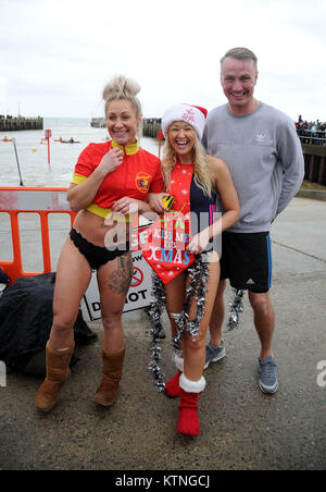 Boxing Day nuotare, messo su da Bridport Tavola rotonda per raccogliere fondi per beneficenza, West Bay, Dorset, UK Credit: Finnbarr Webster/Alamy Live News Foto Stock