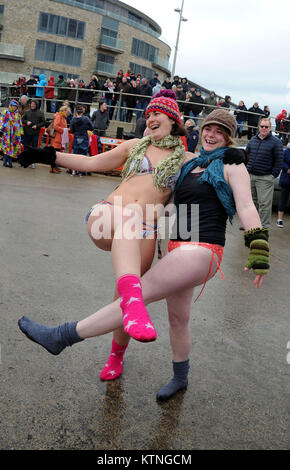 Boxing Day nuotare, messo su da Bridport Tavola rotonda per raccogliere fondi per beneficenza, West Bay, Dorset, UK Credit: Finnbarr Webster/Alamy Live News Foto Stock