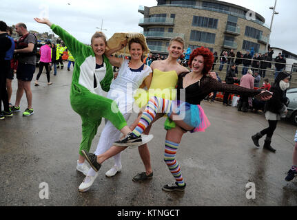 Boxing Day nuotare, messo su da Bridport Tavola rotonda per raccogliere fondi per beneficenza, West Bay, Dorset, UK Credit: Finnbarr Webster/Alamy Live News Foto Stock