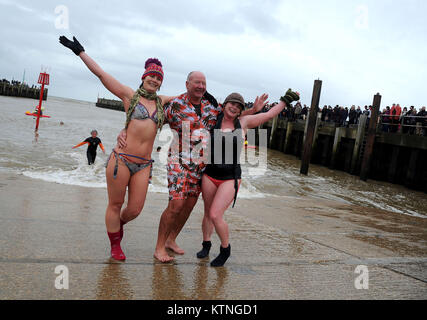 Boxing Day nuotare, messo su da Bridport Tavola rotonda per raccogliere fondi per beneficenza, West Bay, Dorset, UK Credit: Finnbarr Webster/Alamy Live News Foto Stock