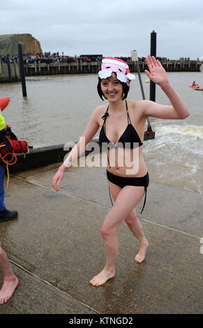 Boxing Day nuotare, messo su da Bridport Tavola rotonda per raccogliere fondi per beneficenza, West Bay, Dorset, UK Credit: Finnbarr Webster/Alamy Live News Foto Stock