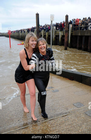 Boxing Day nuotare, messo su da Bridport Tavola rotonda per raccogliere fondi per beneficenza, West Bay, Dorset, UK Credit: Finnbarr Webster/Alamy Live News Foto Stock