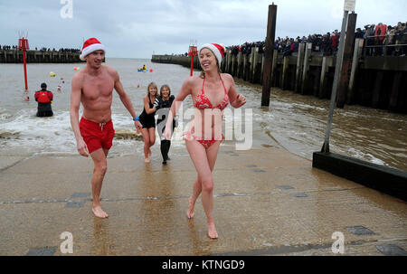 Boxing Day nuotare, messo su da Bridport Tavola rotonda per raccogliere fondi per beneficenza, West Bay, Dorset, UK Credit: Finnbarr Webster/Alamy Live News Foto Stock