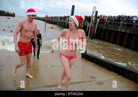 Boxing Day nuotare, messo su da Bridport Tavola rotonda per raccogliere fondi per beneficenza, West Bay, Dorset, UK Credit: Finnbarr Webster/Alamy Live News Foto Stock