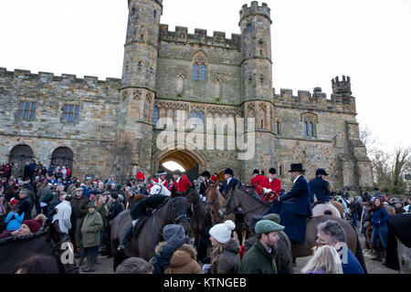 La battaglia, Inghilterra. 26 dicembre 2017, Boxing Day East Sussex e Romney Marsh incontro di suoneria in battaglia una storica cittadina inglese, centinaia di persone sono venute a vedere la caccia sul boxing day mattina fuori battaglia Abby sul abby verde , Inghilterra.© Jason Richardson / Alamy Live News Foto Stock