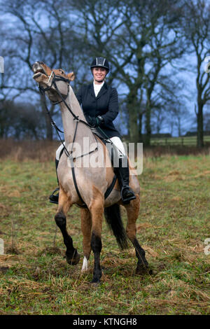 Rivington, Lancashire, Regno Unito. 26 dicembre, 2017. La connessione DUN per cavallo e cavaliere per Holcombe Hunt boxe tradizionale giorno soddisfare girato fuori sotto la guida del Maestro di suoneria Sue Simmons. Il Holcombe Hunt è una prospera organizzazione che attira il sostegno attivo di centinaia di persone di tutte le età e di tutti i ceti sociali. Credito; MediaWorldImages/AlamyLiveNews. Foto Stock