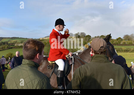 Newport, Isola di Wight. Il 26 dicembre, 2017. La huntsman gustando un drink presso l'annuale boxing day caccia al castello di carisbrooke sull'Isola di Wight. Credito: Steve Hawkins Fotografia/Alamy Live News Foto Stock