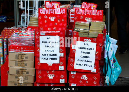 Glasgow, Regno Unito. Il 26 dicembre, 2017. Di Glasgow Buchanan Street, noto come Glasgow's 'Style Mile' è stato riempito con gli acquirenti approfittando del Boxing Day Vendite. Un po' di neve e condizioni di ghiaccio non ha messo fuori le persone shopping come hanno cercato per post-natale occasioni Credito: Findlay/Alamy Live News Foto Stock