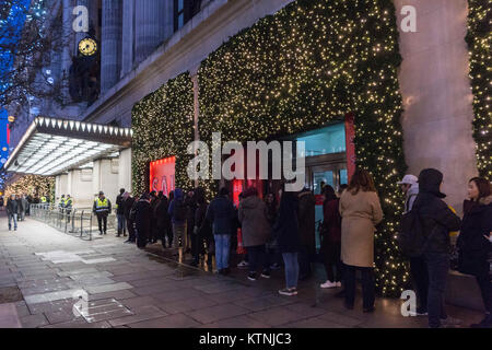 Londra, Regno Unito. Il 26 dicembre, 2017. Shoppers coda fuori dal grande magazzino Selfridges in Oxford Street in cerca della canzone presso i magazzini annuale di Boxing Day vendita. Credito: ZUMA Press, Inc./Alamy Live News Foto Stock