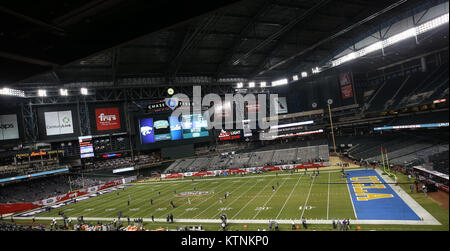 Phoenix, AZ, Stati Uniti d'America. Il 26 dicembre, 2017. NCAA Football Cactus 2017: Chase Field per il Kansas State Wildcats vs UCLA Bruins al Chase Field di Phoenix su dicembre 26, 2017 (assoluta fotografo completo & Company Credit: Jevone Moore/Cal Sport Media/Cal Sport Media (rete televisione vi preghiamo di contattare il vostro rappresentante di vendita per uso televisivo. Credito: csm/Alamy Live News Foto Stock