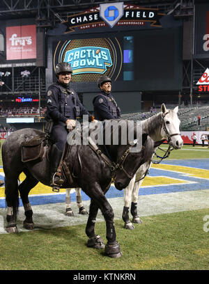 Phoenix, AZ, Stati Uniti d'America. Il 26 dicembre, 2017. NCAA Football Cactus 2017:Horse Patrol per il Kansas State Wildcats vs UCLA Bruins al Chase Field di Phoenix su dicembre 26, 2017 (assoluta fotografo completo & Company Credit: Jevone Moore/Cal Sport Media/Cal Sport Media (rete televisione vi preghiamo di contattare il vostro rappresentante di vendita per uso televisivo. Credito: csm/Alamy Live News Foto Stock