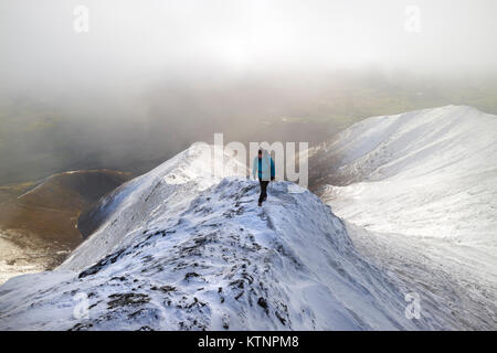 Lake District, Cumbria. 27 Dic, 2017. Regno Unito Meteo: Mentre in alcune aree più a sud sono state riscontrando problemi con neve pesante, hill walkers e altri gli appassionati di outdoor sono state godendo di alcuni spettacolari condizioni invernali sulla montagna di Blencathra nel distretto del lago. Credito: David Forster/Alamy Live News Foto Stock