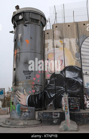 Betlemme, Autorità Palestinese. Xxi Dec, 2017. Donald Trump è rappresentato abbracciando un militare israeliano torre di avvistamento sulla parete di separazione dividendo la maggior parte di Betlemme da Gerusalemme, parte di una rete di barriere di separazione che Israele ha costruito intorno a gran parte della West Bank Credito: Jeremy Breningstall/ZUMA filo/Alamy Live News Foto Stock