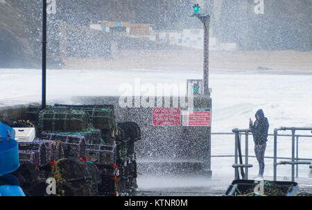 Newquay, Regno Unito. 27 Dic, 2017. Regno Unito Meteo. Folk inseguiti e catturati fuori da alte onde del vento sulla parete del porto di Newquay. 27th, dicembre, 2017 Credit: Robert Taylor/Alamy Live News Foto Stock
