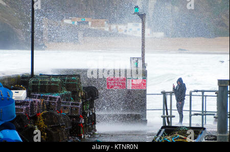 Newquay, Regno Unito. 27 Dic, 2017. Regno Unito Meteo. Folk inseguiti e catturati fuori da alte onde del vento sulla parete del porto di Newquay. 27th, dicembre, 2017 Credit: Robert Taylor/Alamy Live News Foto Stock