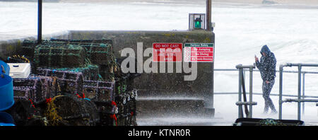 Newquay, Regno Unito. 27 Dic, 2017. Regno Unito Meteo. Folk inseguiti e catturati fuori da alte onde del vento sulla parete del porto di Newquay. 27th, dicembre, 2017 Credit: Robert Taylor/Alamy Live News Foto Stock