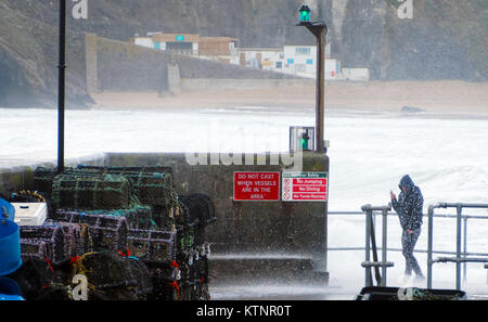 Newquay, Regno Unito. 27 Dic, 2017. Regno Unito Meteo. Folk inseguiti e catturati fuori da alte onde del vento sulla parete del porto di Newquay. 27th, dicembre, 2017 Credit: Robert Taylor/Alamy Live News Foto Stock