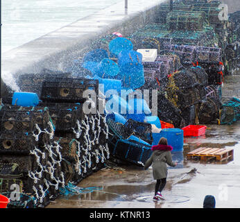 Newquay, Regno Unito. 27 Dic, 2017. Regno Unito Meteo. Folk inseguiti e catturati fuori da alte onde del vento sulla parete del porto di Newquay. 27th, dicembre, 2017 Credit: Robert Taylor/Alamy Live News Foto Stock