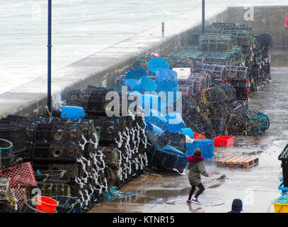 Newquay, Regno Unito. 27 Dic, 2017. Regno Unito Meteo. Folk inseguiti e catturati fuori da alte onde del vento sulla parete del porto di Newquay. 27th, dicembre, 2017 Credit: Robert Taylor/Alamy Live News Foto Stock