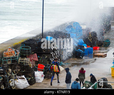 Newquay, Regno Unito. 27 Dic, 2017. Regno Unito Meteo. Folk inseguiti e catturati fuori da alte onde del vento sulla parete del porto di Newquay. 27th, dicembre, 2017 Credit: Robert Taylor/Alamy Live News Foto Stock