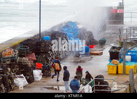 Newquay, Regno Unito. 27 Dic, 2017. Regno Unito Meteo. Folk inseguiti e catturati fuori da alte onde del vento sulla parete del porto di Newquay. 27th, dicembre, 2017 Credit: Robert Taylor/Alamy Live News Foto Stock