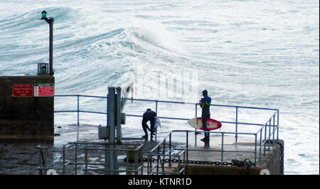 Newquay, Regno Unito. 27 Dic, 2017. Regno Unito Meteo. Folk inseguiti e catturati fuori da alte onde del vento sulla parete del porto di Newquay. 27th, dicembre, 2017 Credit: Robert Taylor/Alamy Live News Foto Stock