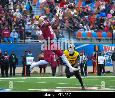 Shreveport, LA, Stati Uniti d'America. 27 Dic, 2017. Stato della Florida WR, AUDEN TATE (18), va per il pass in NCAA D1 azione di calcio. Stato della Florida Seminoles condurre il Southern Miss aquile reali, 23-6, dopo la prima metà di azione nel recipiente di indipendenza. Credito: Cal Sport Media/Alamy Live News Foto Stock