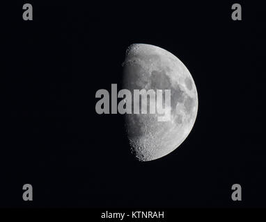 Kidderminster, Regno Unito. 27 Dic, 2017. Regno Unito: meteo una ceratura gibbous luna illumina il cielo limpido sopra Kidderminster su un terribilmente freddo dicembre sera. Credito: Lee Hudson/Alamy Live News Foto Stock