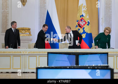 (171227) -- MOSCA, Dic 27, 2017 (Xinhua) -- Il presidente russo Vladimir Putin (seconda R) stringe la mano con il Primo Ministro russo Dmitry Medvedev (2 L) prima di una riunione dello Stato Russo Consiglio sul rafforzamento degli investimenti attrattiva, a Mosca, in Russia, a Dic. 27, 2017. (Xinhua/Bai Xueqi) Foto Stock