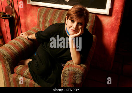 Dicembre 27, 2016 - File - CARRIE Frances Fisher (21 Ottobre 1956 - 27 dicembre 2016) era un'attrice americana, sceneggiatore, autore, produttore e un altoparlante. Era noto per la riproduzione di Principessa Leia nel film di Star Wars. Fisher è stato conosciuto anche per i suoi semi-romanzi autobiografici, tra cui cartoline dal bordo e la sceneggiatura per il film con lo stesso nome, come pure il suo autobiografico di una donna il gioco e il suo articolo libro, Wishful bere, basato sul film. Nella foto: Sep 11, 2008 - Beverly Hills, in California, Stati Uniti d'America - CARRIE FISHER nella sua casa di Beverly Hills. Fisher stelle in ''WIS Foto Stock