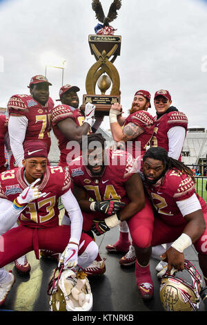 Shreveport, LA, Stati Uniti d'America. 27 Dic, 2017. Florida membro solleva il trofeo dopo la NCAA Walk-On dell indipendenza del vaso gioco tra il sud del Mississippi aquile reali e stato della Florida Seminoles presso Independence Stadium di Shreveport, LA. Chris Brown/CSM/Alamy Live News Foto Stock