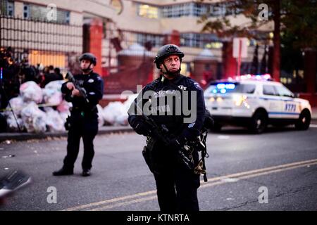 (171227) -- NEW YORK, Dicembre 27, 2017 (Xinhua) -- gli ufficiali di polizia guardia vicino al sito di un attacco nella parte inferiore di Manhattan a New York, gli Stati Uniti, il 31 ottobre 2017. Otto persone sono state uccise ed una decina di feriti dopo un carrello arò nel pedoni vicino al World Trade Center di New York City. Sindaco di Bill de Blasiothe sindaco detto l'incidente è stato "particolarmente vile atto di terrore volti a civili innocenti.' da Las Vegas' riprese sprea a Manhattan carrello attacco, dal Texas' uragano Harvey a California's di incendi, dall'avanzamento di bull mercato azionario di una volta che-in-un-secolo a. Foto Stock