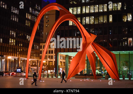 Chicago, Stati Uniti d'America. Il 27 dicembre 2017. USA Meteo: Ufficio lavoratori sul loro modo home passano davanti a "Flamingo", un 53 piedi di altezza scultura, creato dall'artista Alexander Calder, come la città di Chicago esperienze a temperature sotto lo zero. Con gli effetti del vento, le temperature sono attesi da -22C a -32C. Credito: Stephen Chung / Alamy Live News Foto Stock