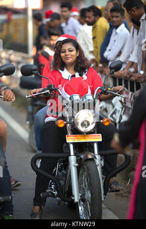 Signora bullet rider da buon natale thrissur festival di natale 2017 ,thrissur,Kerala, India.Più 5000 santa ha partecipato a questo evento.Si tratta di un natale annuale evento condotto dal distretto di Thrissur comunità cristiana un unica comunità cristiana festival in Kerala e in India. Foto Stock