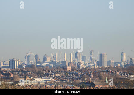 Londra, Regno Unito. 28 dicembre, 2017. Lo skyline di Londra visto da Wimbledon è bagnata dal sole in un freddo gelido inverno mattina Credito: amer ghazzal/Alamy Live News Foto Stock