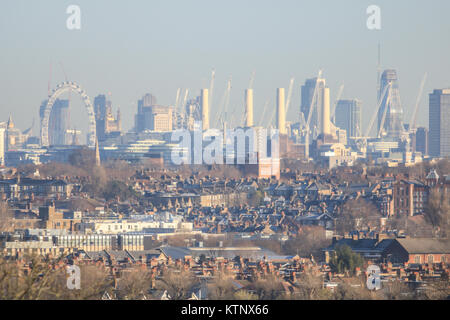 Londra, Regno Unito. 28 dicembre, 2017. Lo skyline di Londra visto da Wimbledon è bagnata dal sole in un freddo gelido inverno mattina Credito: amer ghazzal/Alamy Live News Foto Stock