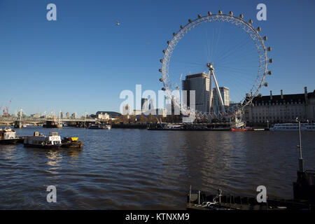 Londra, Regno Unito. 28 Dic, 2017.I cieli blu anche se molto piccante al di sopra del London Eye Credito: Keith Larby/Alamy Live News Foto Stock