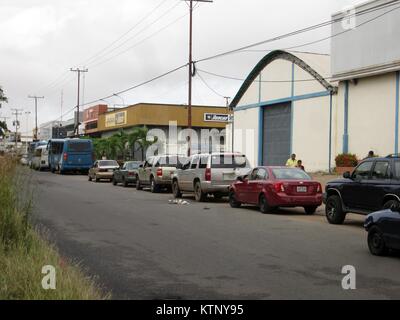 Città Guayana, Venezuela. 28 dicembre, 2017. Trasporti, energia, commercio, industria News. Lungo la linea di automobili per acquistare le batterie sono osservati in la sola società che commercializza le batterie elettriche per automobili in questo paese. Un acquirente può durare fino a due giorni in linea per raggiungerlo. Credito: Jorgeprz/Alamy Live News Foto Stock