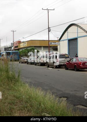 Città Guayana, Venezuela. 28 dicembre, 2017. Trasporti, energia, commercio, industria News. Lungo la linea di automobili per acquistare le batterie sono osservati in la sola società che commercializza le batterie elettriche per automobili in questo paese. Un acquirente può durare fino a due giorni in linea per raggiungerlo. Credito: Jorgeprz/Alamy Live News Foto Stock